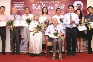 Retired history teacher Nguyen Ba Dam receives the Grand Prize at the 11th Bui Xuan Phai Award-Love for Hanoi.  (Photo: Sggp)