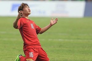 Vietnam’s exemplary free kick in the 70th minute saw Tran Minh Vuong, 16, make history by scoring a goal during his very first Asian Games match. (Source: VNA)
