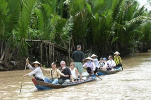 A boat tour in the Mekong Delta (Photo: VNA)