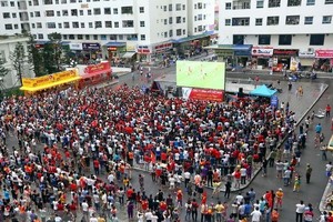 Fans gather outdoor to watch a football match (Photo: VNA)