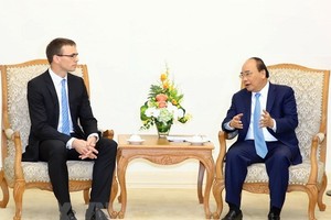 Prime Minister Nguyen Xuan Phuc (R) welcomes Estonian Foreign Minister Sven Mikser (Source: VNA)