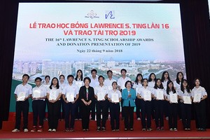 At the scholarship award presentation ceremony in Ho Chi Minh City on September 22 (Source: http://voh.com.vn)