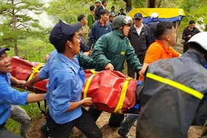 The rescue forece carry out the victim's body from the scene.