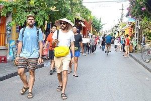 Foreign tourists visit Hoi An. (Photo: Sggp)