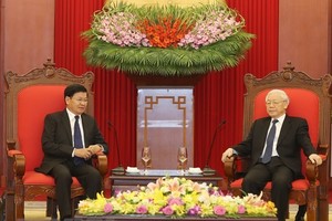 General Secretary of the Communist Party of Vietnam Nguyen Phu Trong receives Lao PM Thongloun Sisoulith (Photo: VNA)