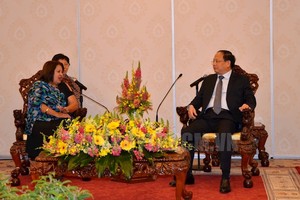 Standing Deputy Secretary of the Ho Chi Minh City Party Committee Tat Thanh Cang (R) receives Teresa Maria Amarelle Boue, Politburo member of the Communist Party of Cuba and Secretary General of the Cuban Women’s Federation. (Photo: hcmcpv)