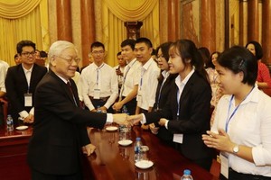 Party General Secretary and President Nguyen Phu Trong meets outstanding students on November 3 (Photo: VNA)