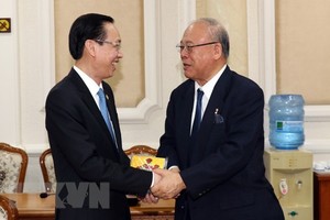 Standing Vice Chairman of the municipal People’s Committee Le Thanh Liem (L) and Special Advisor of the Japan-Vietnam Parliamentary Friendship Alliance Tsutomu Takebe (Photo: VNA)