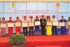 Outstanding teachers receive certificates of merit from the Ministry of Education and Training. (Photo: Sggp)