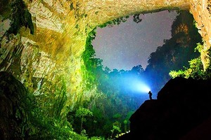 Son Doong cave gets the first position in the list of 25 great new places to see in the 21st century . (Photo: Ryan Deboodt)