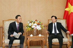 Deputy Prime Minister Trinh Dinh Dung (R) and RoK Ambassador to Vietnam Kim Do-hyon  (Source: VNA)