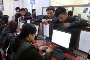 Vietnamese workers in Nghe An province flock to immigration offices to get the necessary authentication to return to work in their host countries after the 2018 Tet (Lunar New Year) holiday (Photo: VNA)