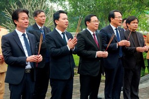 Deputy Prime Minister Vuong Dinh Hue ( C)  offers incense and flowers at the Great Luminary Nguyen Cong Tru temple in Ha Tinh province. (Photo: Sggp)