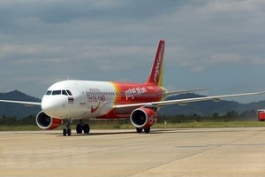 Vietjet Air airplane lands in a wrong runway at Cam Ranh International Airport. (Photo: VNA)