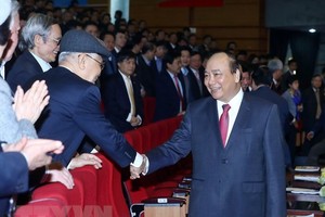 Prime Minister Nguyen Xuan Phuc (R) greets participants in the meeting of PetroVietnam in Hanoi on January 11 (Photo: VNA)