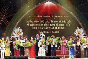 HCMC party secretary Nguyen Thien Nhan present certificates of merit to artists. 