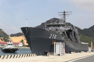 Singaporean naval ship  docked at Cam Ranh International Port (Source: dangcongsan.vn)
