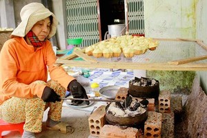A craft village making Banh Thuan in Duc Thanh commune , Mo Duc district is now busy preparing for Tet.  (Photo: sggp)