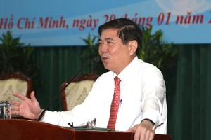 Chairman of the HCM City People’s Committee Nguyen Thanh Phong addresses the meeting with chairpersons of the communal-level administrations on January 29 (Photo: VNA)