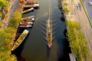 Boats carrying flowers run along Kenh Te canal and dock at Binh Dong pier.  (Photo: Sggp)