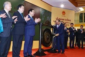 Prime Minister Nguyen Xuan Phuc beats the gong to open the New Year's trading session in Hanoi on February 12 (Photo: VNA)