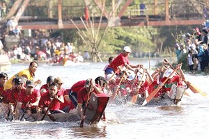 Traditional boat race in Vuc river  (Photo: Sggp)