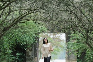 Le Tran Ngoc Tran, Miss Tourism Hue 2015, plays the role of the Hue muse.