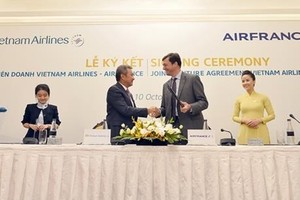 The signing ceremony on the establishment of the Vietnam Airlines-Air France joint venture in 2017 (Photo: VNA)