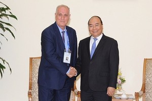 Prime Minister Nguyen Xuan Phuc (R ) and OANA President Aslan Aslanov, who is also Chairman of the Board of the Azerbaijan State News Agency (AZERTAC)
