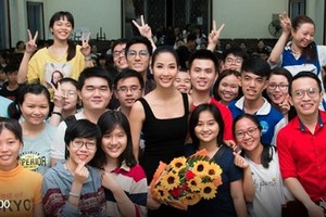 The first-runner ip of Miss Universe Vietnam 2017, Hoang Thuy and young people