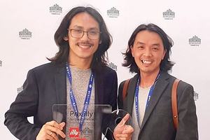 Director Pham Thien An (left) receives the ILLY Short Film Award. (Photo: CGV)