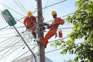 Workers repair electrical facilities (Photo: VNA)