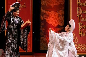 Meritorious Artists Tu Suong (L) and Que Tran perfrom in an excerpt from a popular cai luong play of Cau Tho Yen Ngua (Poetry and Saddle).