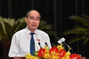 Politburo member and Secretary of the Ho Chi Minh City Party Committee, Nguyen Thien Nhan speaks at the meeting. (Photo: SGGP)