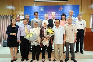 The US peace activists pose for a group photo with the Vietnamese delegates (Photo: VNA)