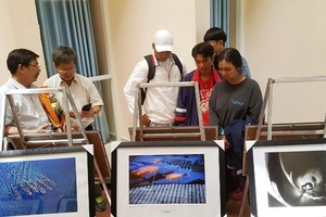 The photo exhibition attracts many visitors. (Photo: Sggp)