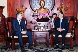 Permanent Vice Secretary of the Ho Chi Minh City Party Committee Tran Luu Quang (R) and deputy head of the Russian Federal Agency for Youth Affairs Andrei Platonov (Photo: VNA)
