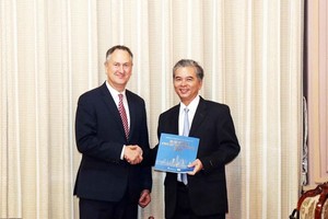 Vice Chairman of Ho Chi Minh City’s People’s Committee Ngo Minh Chau (R) hosts Regional President for Asia Pacific of the US-based VISA company Chris Clark (Source: VNA)