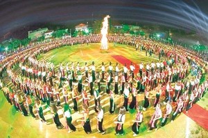Local people perform "xoe" dance, which is significant to Thai people, at the Muong Lo festival last year. Photo courtesy of Le Hai Yen. 