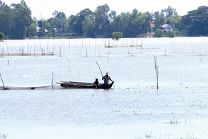 People in the Mekong Delta region are busy fishing when the flooding season has come. (Photo: Sggp)