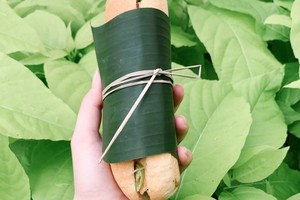 Breads are wrapped with banana leaves in an effort to reduce plastic waste.