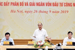 Prime Minister Nguyen Xuan Phuc (standing) speaks at the event (Photo: VNA)