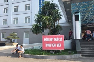 Hanoi and Ho Chi Minh City are trying to encourage people not to smoke in hospitals, hotels, restaurants and bus stations in order to reduce the harmful effects of passive smoking. (Photo: baochinhphu.vn)