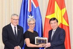 HCMC People's Committee Chairman Nguyen Thanh Phong (R) presents a souvernir to Victoria's Governor Linda Dessau who was visiting the city on October 4 (Photo: VNA)
