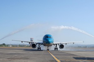 The first flight of Vietnam Airlines, coded VN-641, lands at I Gusti Ngurah Rai International Airport in Bali (Source: VNA)