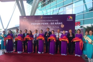 At the opening ceremony for the Phnom Penh - Da Nang route on October 28 (Photo: danangfantasticity.com)