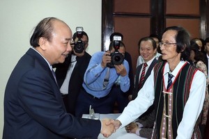 Prime Minister Nguyen Xuan Phuc (left) shakes hands with folk culture researcher Nguyen Hai Lien (Source: VNA)