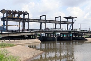 A sluice in a coastal commune in the Mekong Delta province of Kien Giang prevents saltwater intrusion. (Photo: VNA)