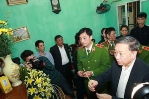 Minister of Public Security General To Lam burn incense in memory of Col. Nguyen Huy Thinh, one of the three police officers who died while performing their duty in Dong Tam commune, Hanoi’s suburban district of My Duc. (Photo: VNA)