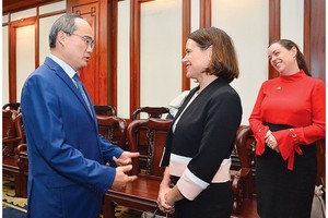 Politburo member and Secretary of Ho Chi Minh City Party Committee Nguyen Thien Nhan and Australian Ambassador to Vietnam Robyn Mudie  (Photo: Sggp)